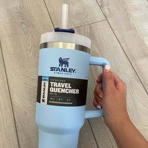 NWT Stanley Adventure Quencher Travel Tumbler in Cornflower Blue 40 oz